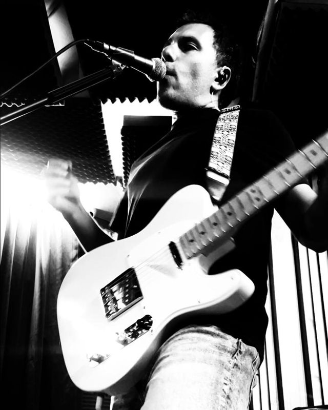 Gonzalo Gómez cantando con su Telecaster en la sala de ensayo
