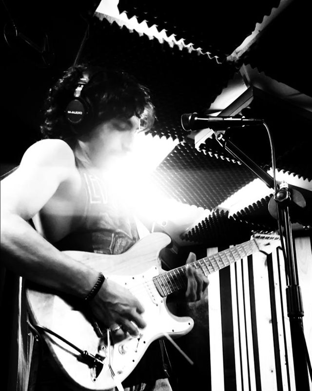 Renato Jopia con su Stratocaster en la sala de ensayo