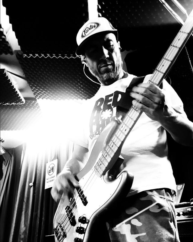 Ricardo Paul con su bajo en la sala de ensayo