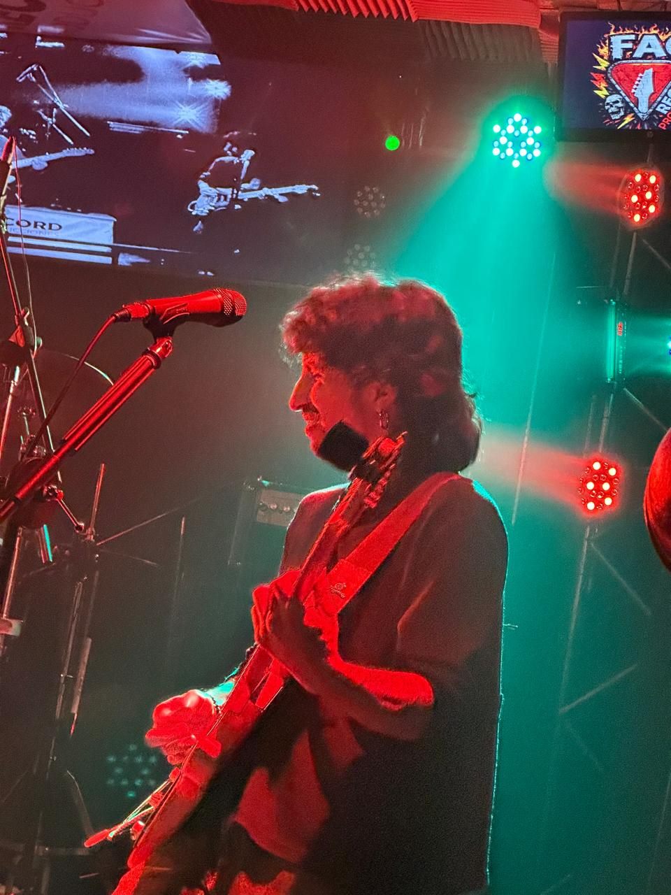 Renato Jopia en guitarra durante la tocata en Sala FaqRecord
